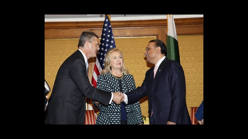 Clinton incontra Morsi: Importante garantire sicurezza diplomatici