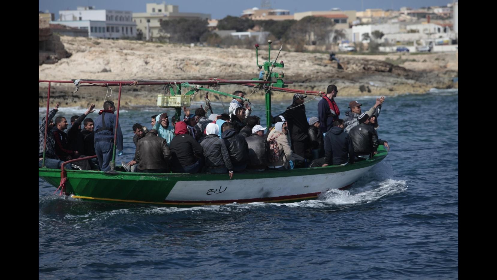 Sbarchi, a Lampedusa nasce giardino accoglienza a un mese da tragedia 3/10