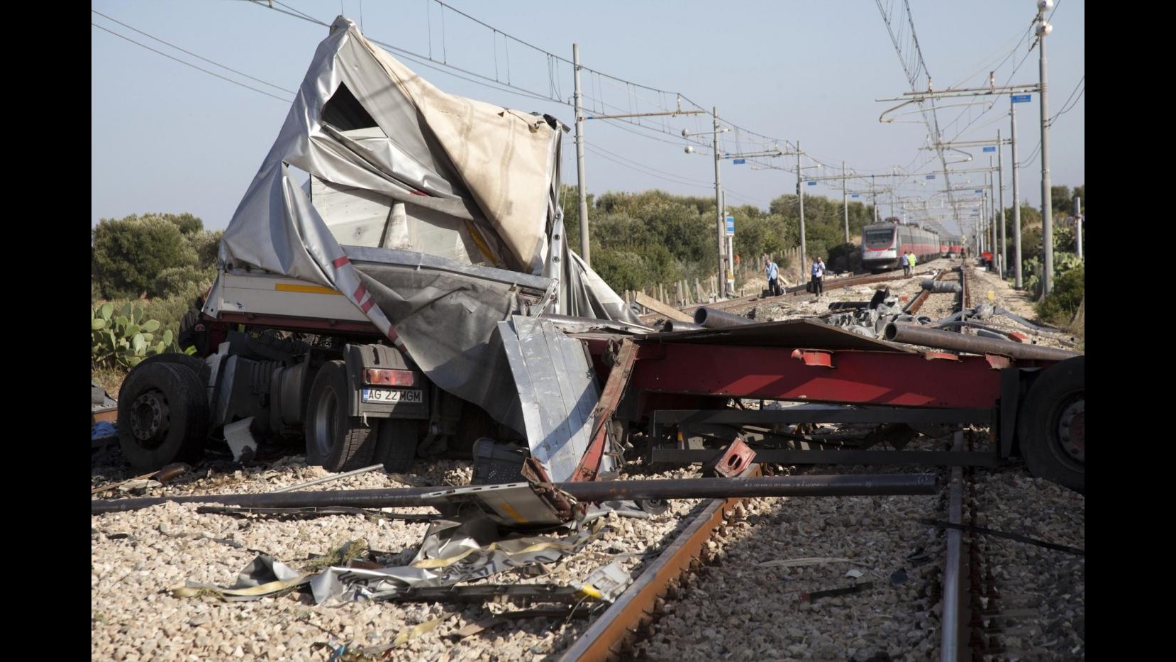 Brindisi, treno travolge camion sui binari: 1 morto e 25 feriti