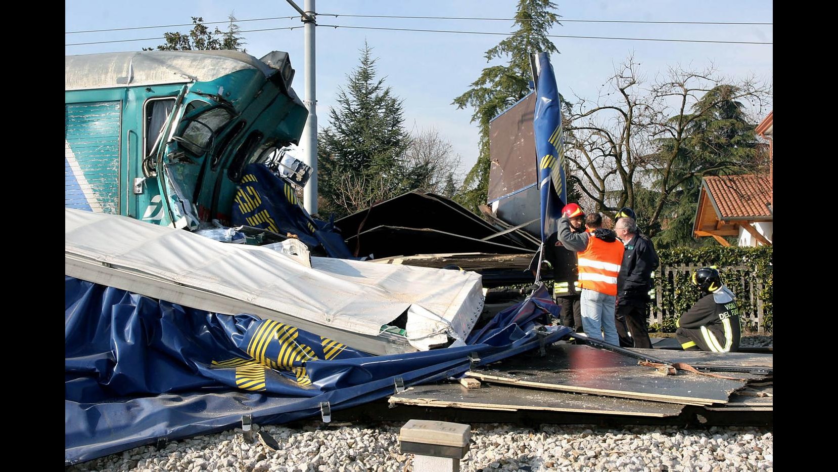 Brindisi, incidente tra camion e Frecciargento: 1 morto e 4 feriti