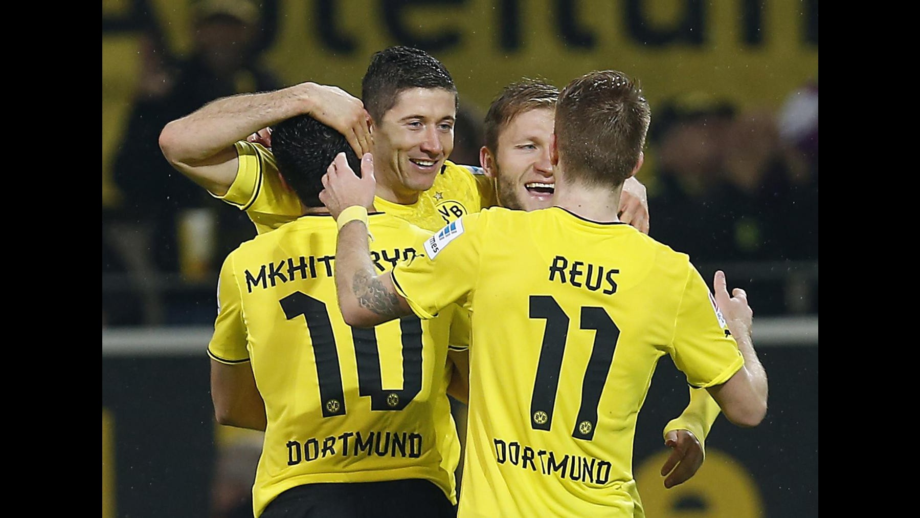 Bundesliga, Borussia Dortmund-Stoccarda 6-1: tris Lewandowski