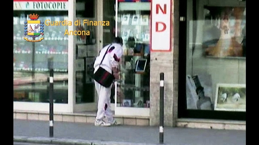 Ancora, falso cieco da 16 anni pizzicato mentre gioca la schedina