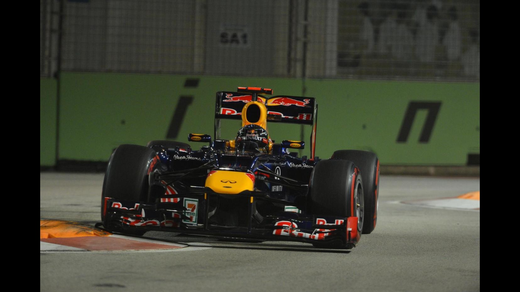 F1, Vettel trionfa a Singapore su Button. Alonso terzo, Hamilton out