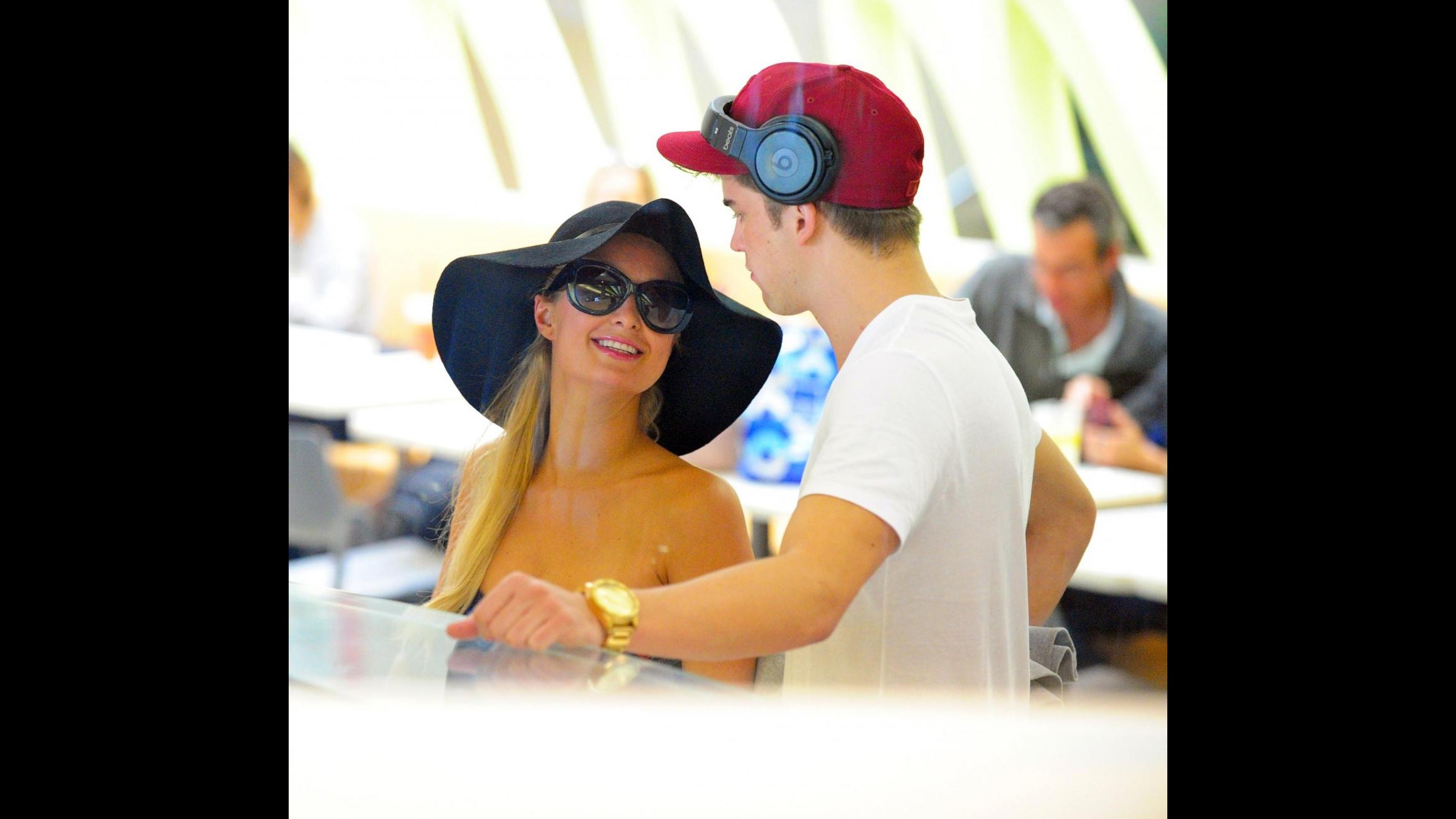 Paris Hilton fugge alle Hawaii con il suo nuovo amore
