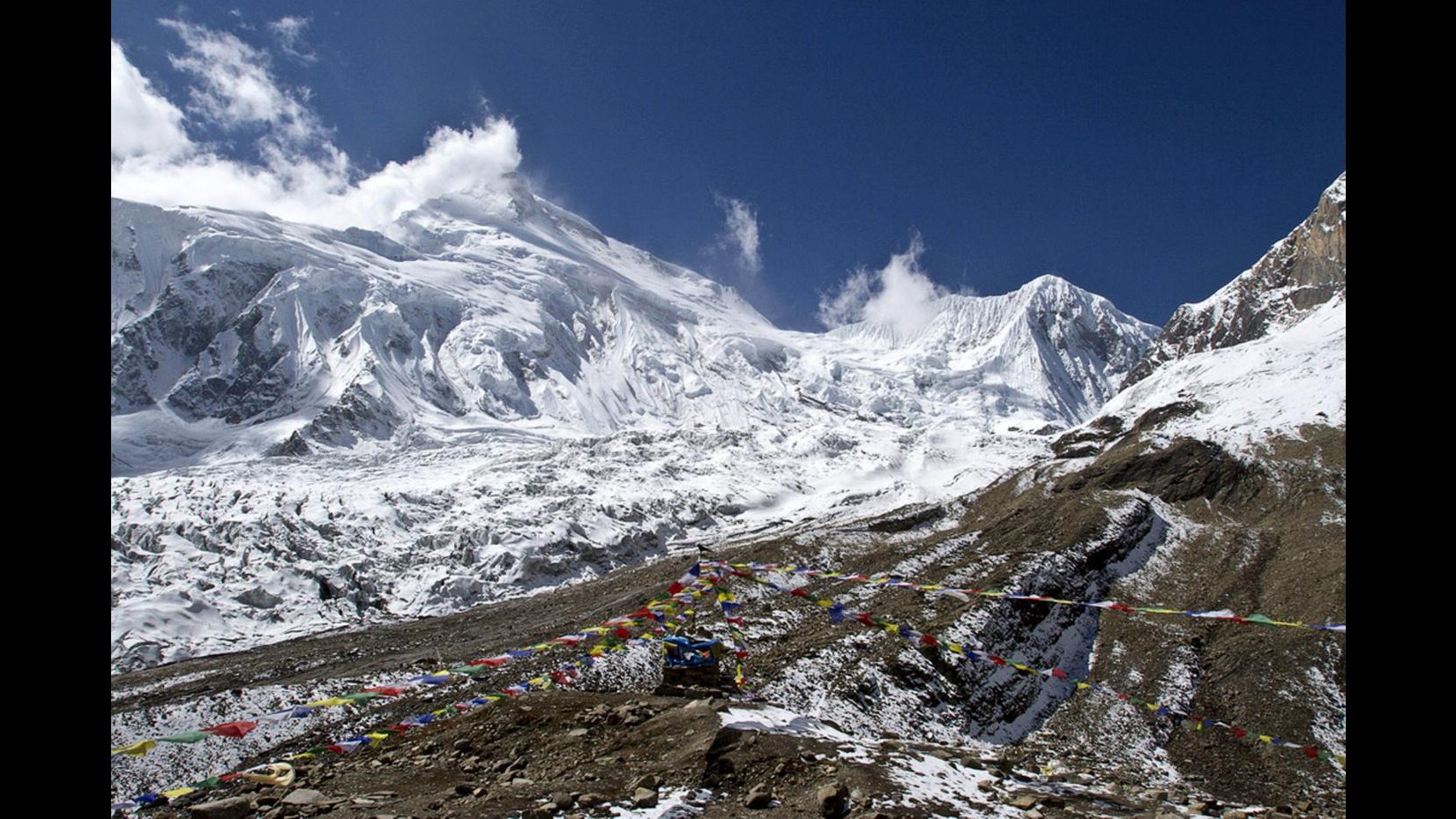 Alpinismo, valanga sul Manaslu in Nepal: 2 morti e 13 dispersi