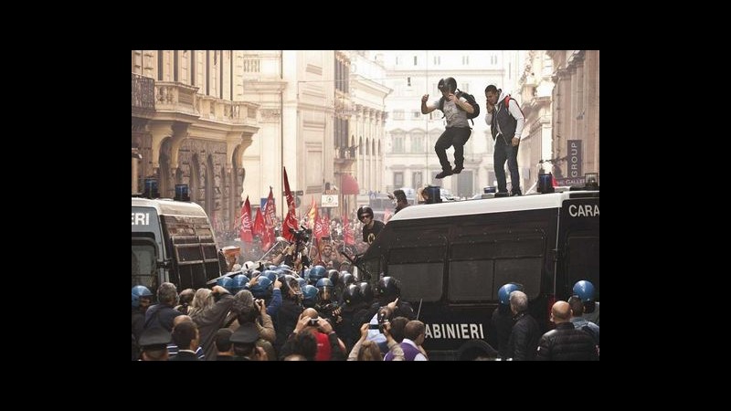 Roma, movimenti per la casa in piazza: scontri e tensioni