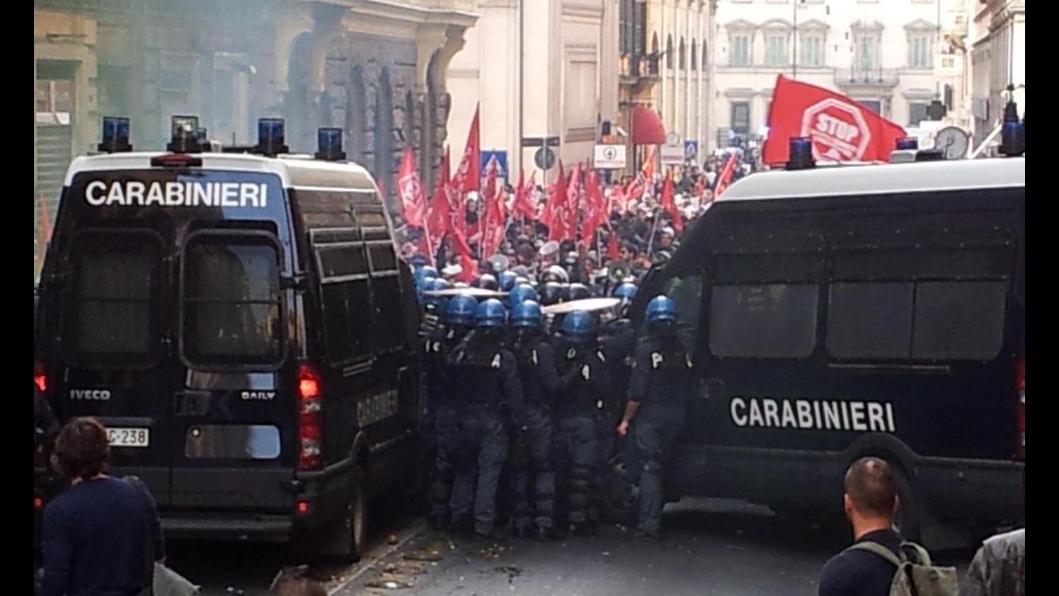 Roma, scontri al corteo dei movimenti per la casa: bloccata via del Corso