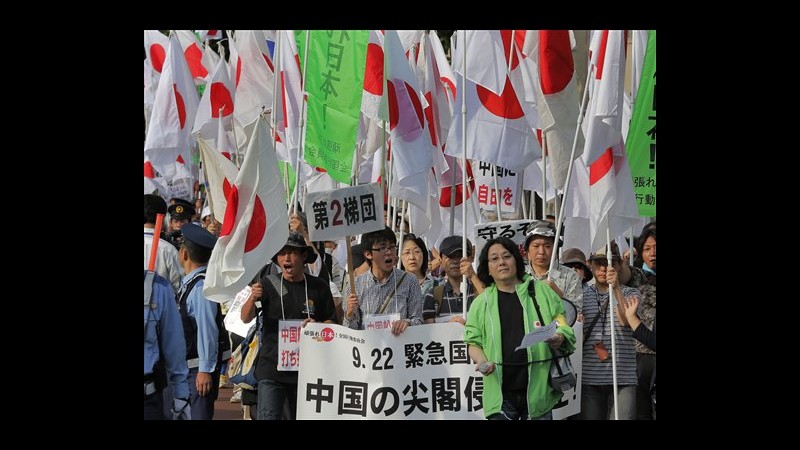 Cina-Giappone, centinaia protestano davanti ambasciata cinese a Tokyo