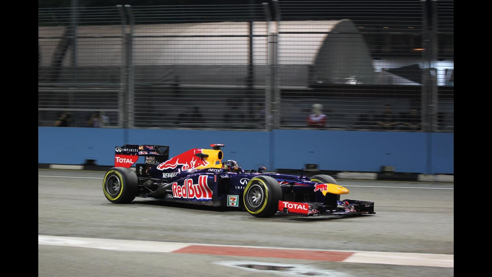 Gp Singapore, Vettel domina anche seconde libere. Alonso terzo