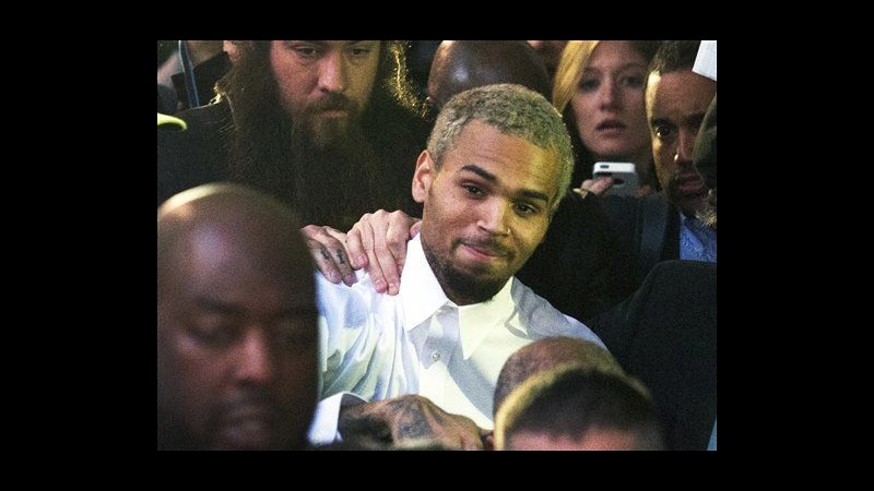 Chris Brown inizia riabilitazione dopo l’accusa di aggressione
