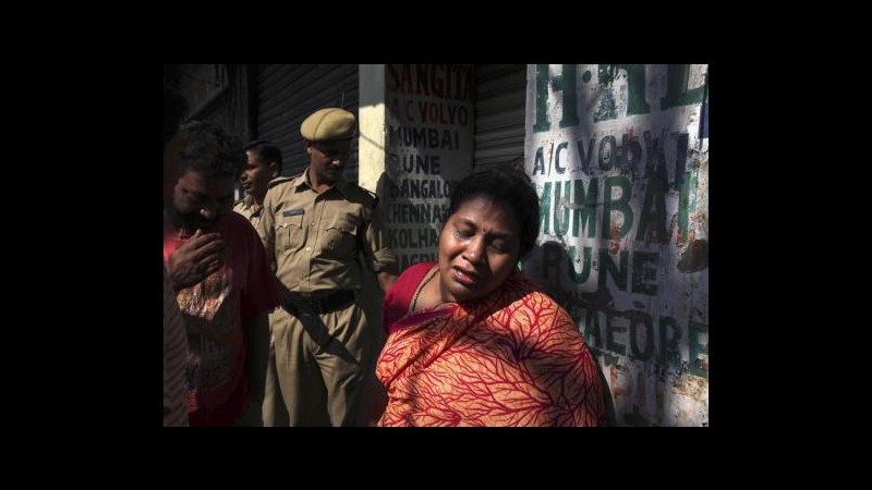 India, bus si schianta e prende fuoco: 42 morti, diversi bruciati vivi
