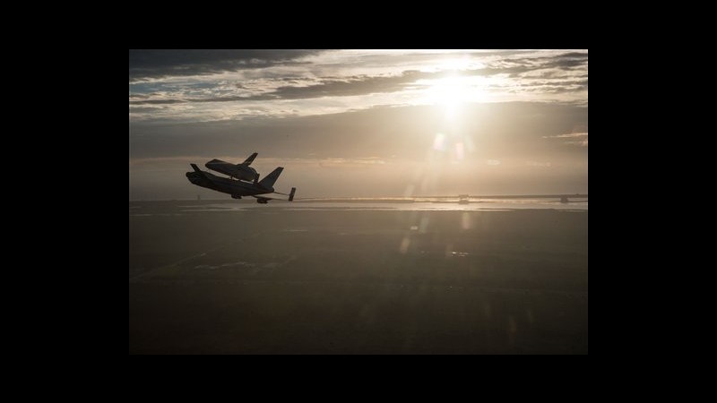 Shuttle Endeavour atterra in California, domani arriverà a Los Angeles