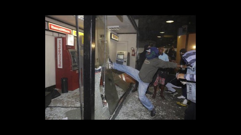 Brasile, protesta a San Paolo per 17enne ucciso da polizia: 90 fermi