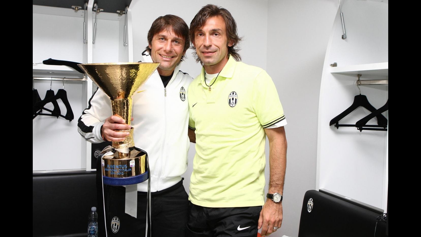 Pallone d’Oro, Pirlo unico italiano tra i 23 finalisti. Conte in lizza per miglior allenatore