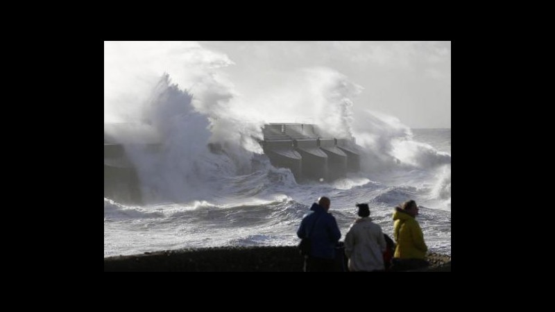 Tempesta San Giuda si abbatte su Nord Europa: 13 morti, trasporti in tilt