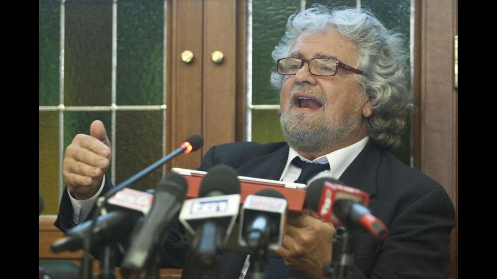 Grillo a sorpresa in Senato: Chiederemo l’impeachment per Napolitano