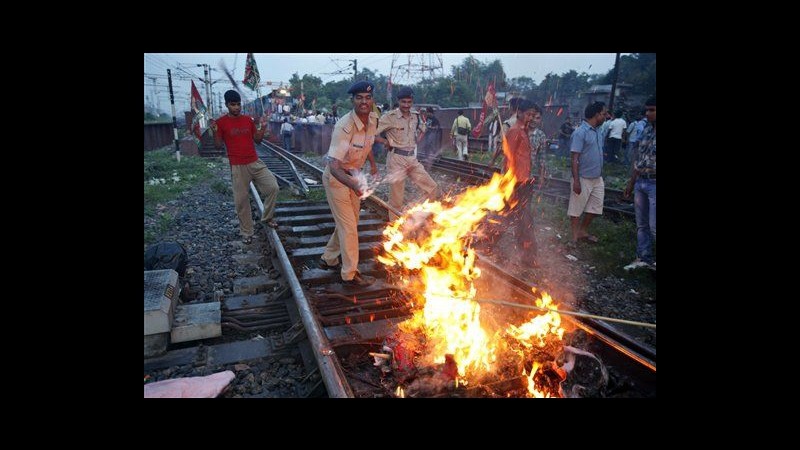 India, trasporti bloccati da protesta contro taglio sussidi carburante
