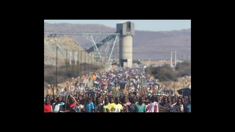Sudafrica, spari polizia contro minatori Lonmin: muore consigliera Anc