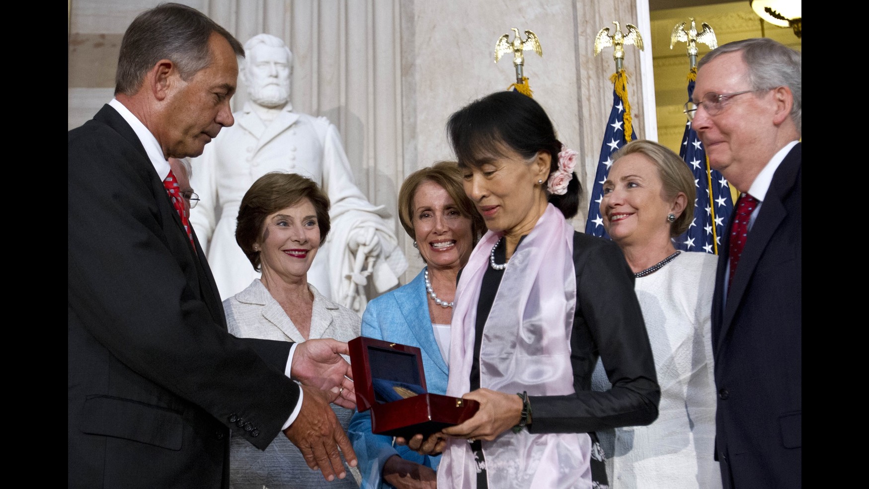 Aung San Suu Kyi riceve medaglia d’oro del Congresso Usa