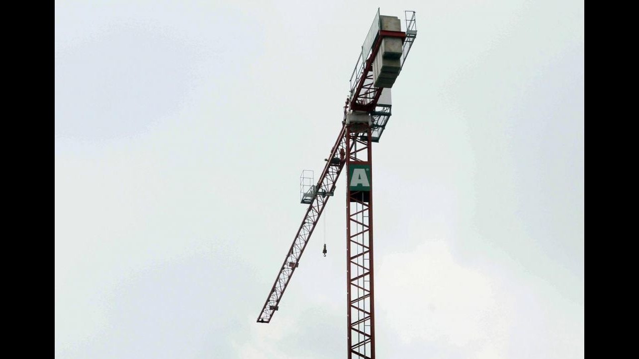 Torino, sceso da gru padre che minaccia suicidio per vedere figlio