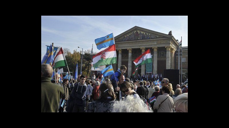 Romania, migliaia magiari in piazza in Transilvania: chiedono autonomia