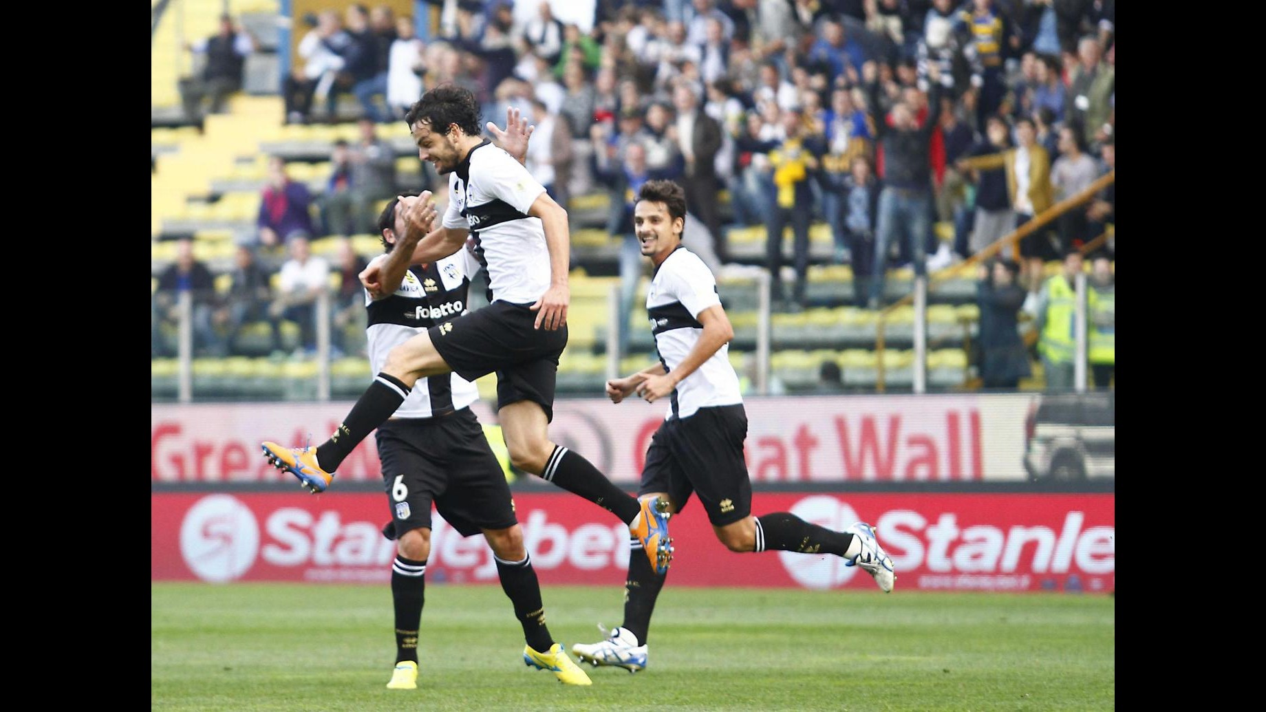 Serie A, gol ed emozioni al Tardini: Parma beffa Milan 3-2, decide Parolo nel recupero