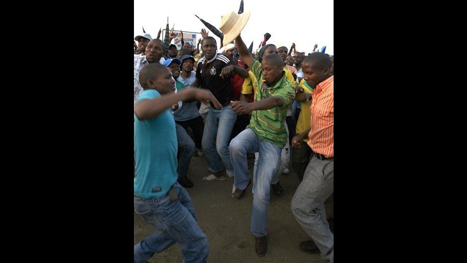 Sudafrica, minatori Lonmin festeggiano accordo, ma tensioni continuano