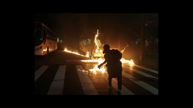 Brasile, manifestanti picchiano poliziotto e gli rubano pistola