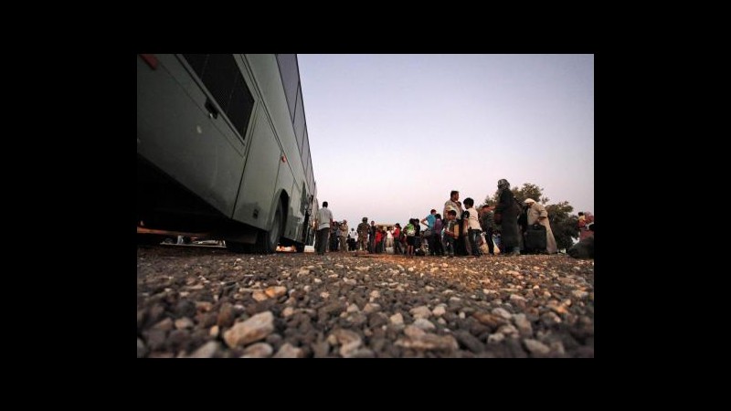 Siria, sassaiola contro Brahimi in campo rifugiati Giordania