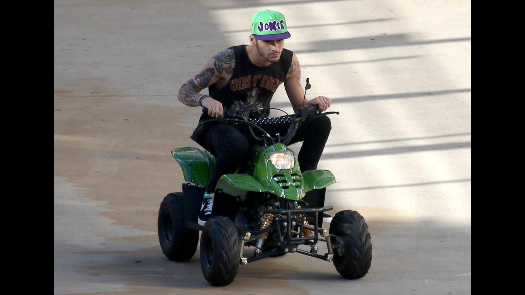 Zayn Malik degli One Direction prende una pausa per fare giro in quad