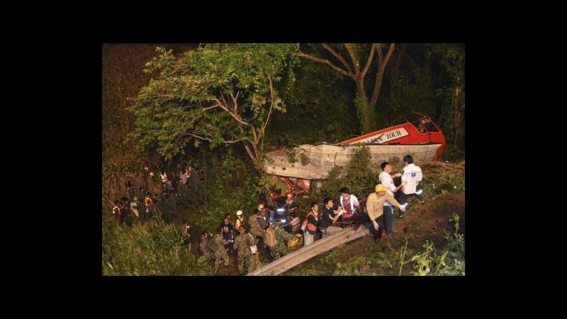 Thailandia, pullman di fedeli buddhisti cade in burrone: 22 morti