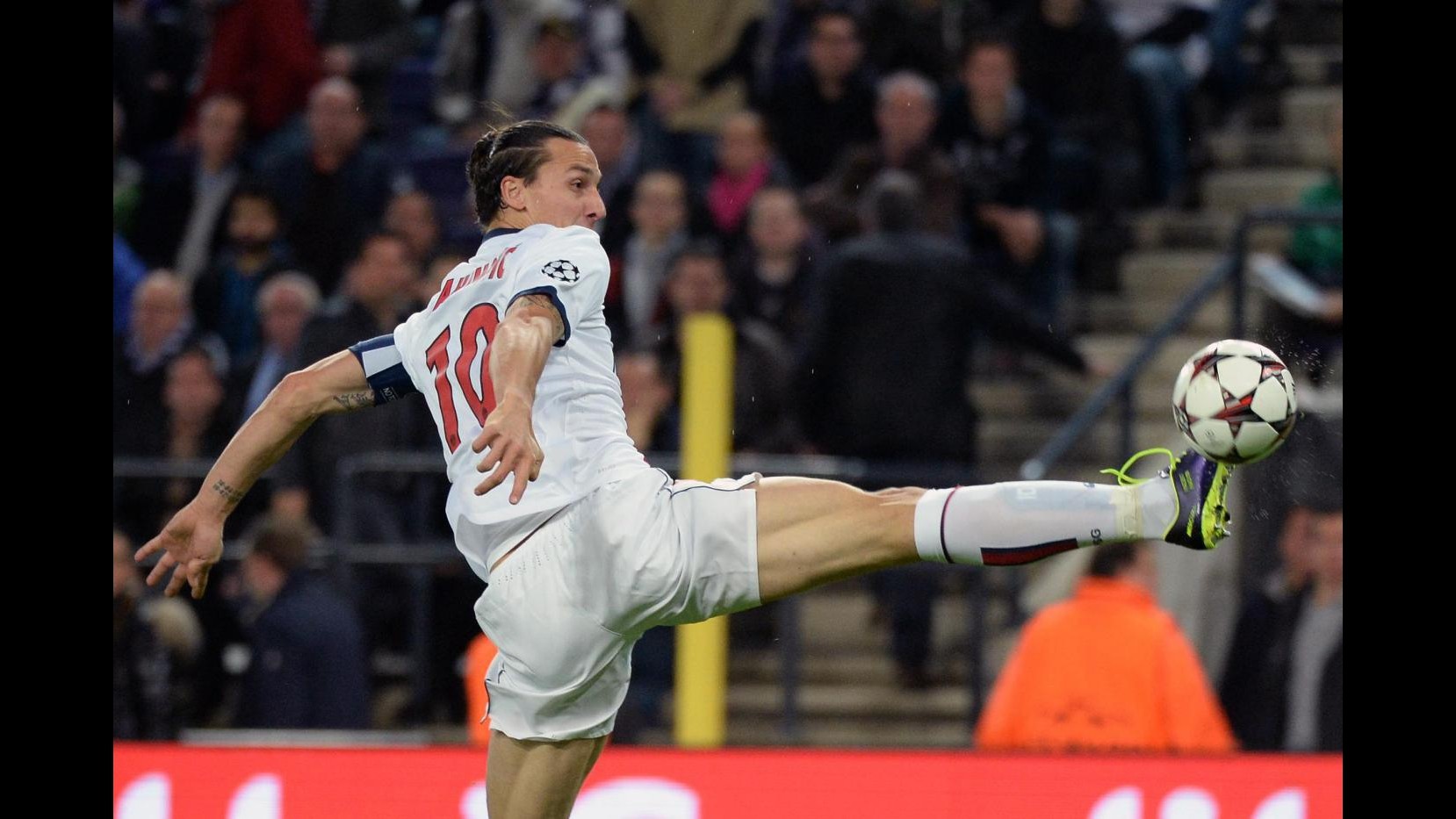 Champions League, super Ibra esalta il Psg. Bayern travolgente, vince il Manchester Utd