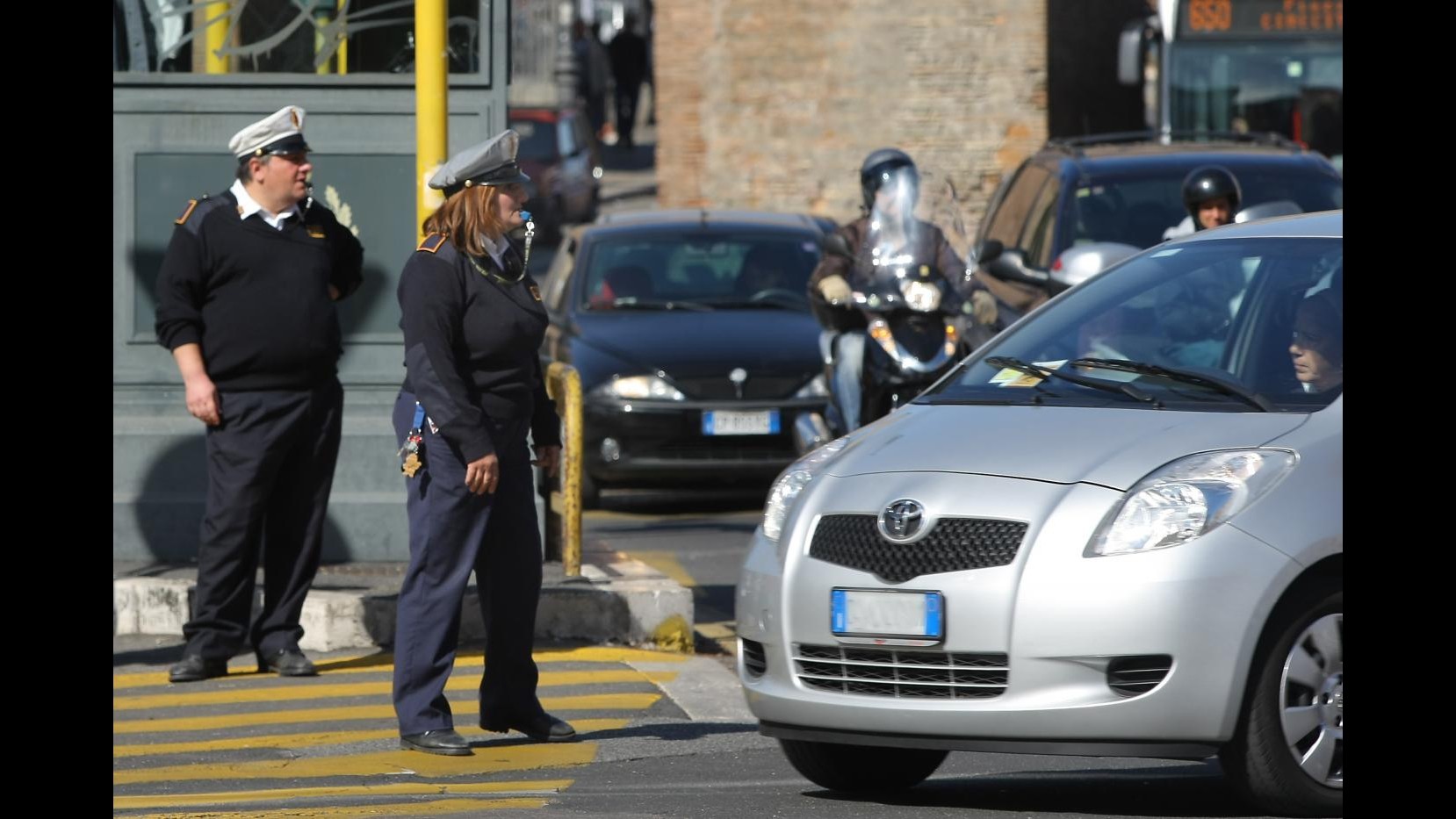Roma, due vigilesse contuse durante controlli anti movida