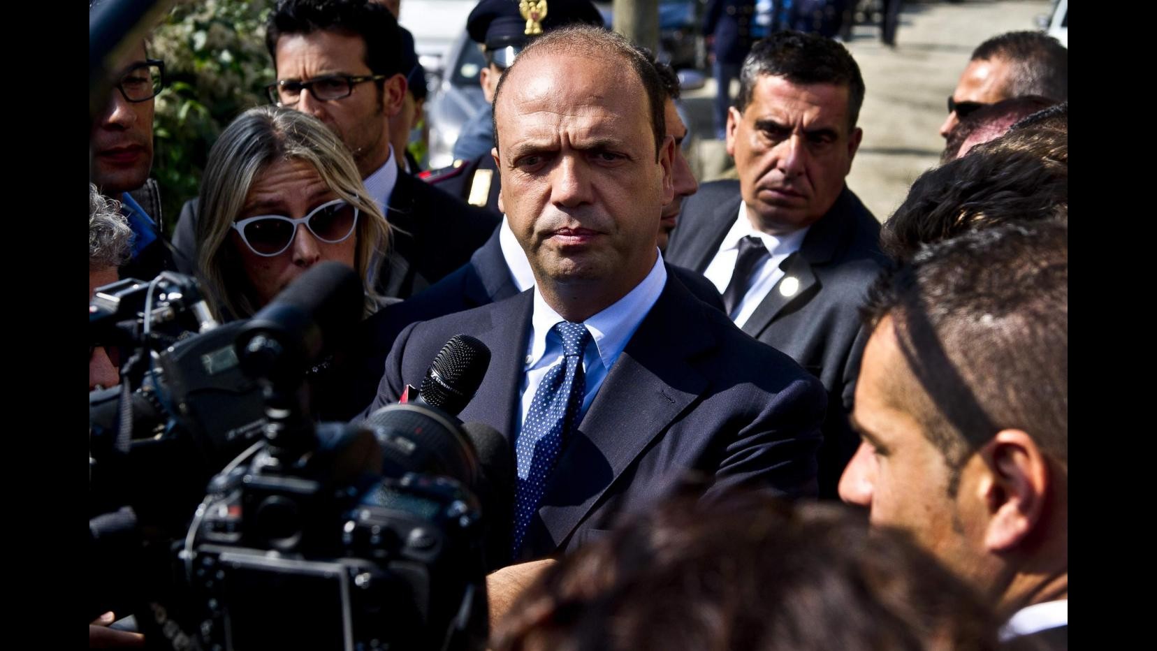 Alfano ad Agrigento. Folla grida ‘Assassini’. Lui: Contestatori vogliono scafisti in libertà