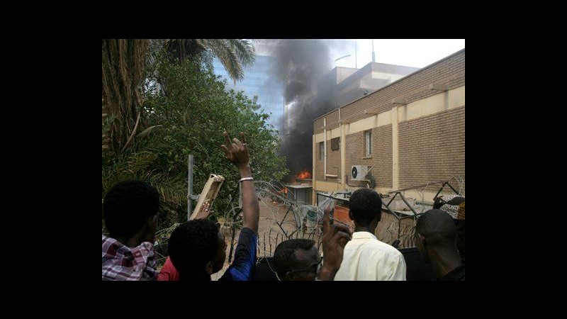 Spari su folla in protesta ad ambasciata Usa in Sudan: 3 feriti