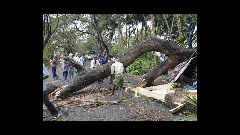 India, ciclone raggiunge Andhra Pradesh: 6 morti, migliaia al buio