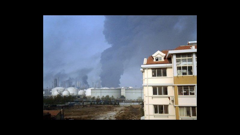 Cina, esplosione in oleodotto a Qingdao: 22 morti, feriti