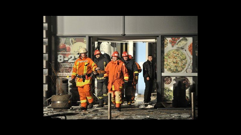 Lettonia, crolla tetto in supermercato Riga: bilancio sale a 32 morti
