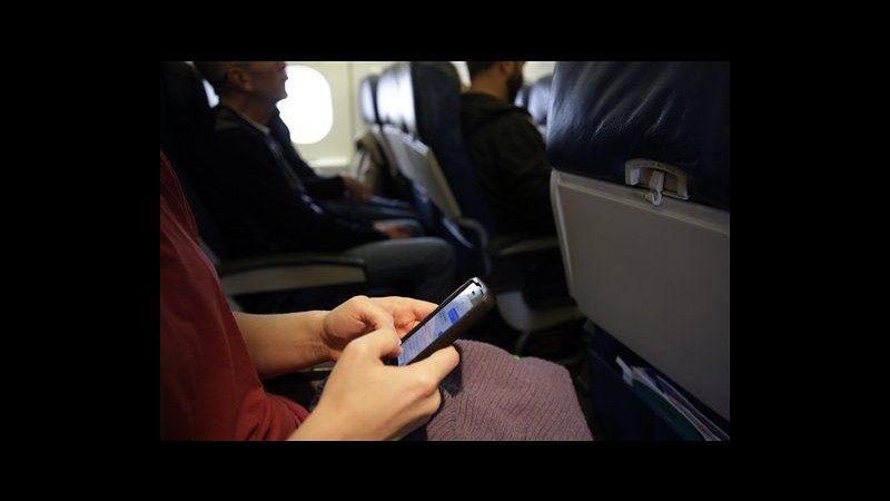 Usa, authority federale valuta ok a uso cellulari in aereo