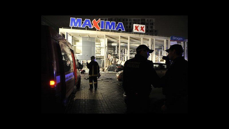 Lettonia, crollo tetto in supermercato Riga: bilancio sale a 17 morti