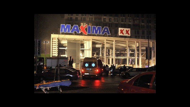 Lettonia, crolla tetto in supermercato a Riga: 4 morti, 30 feriti
