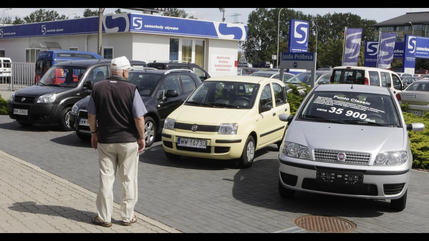Roma, truffava clienti concessionario d’auto: in cella 43enne