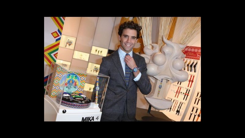 Mika presenta a Parigi gli orologi tribali creati per Swatch