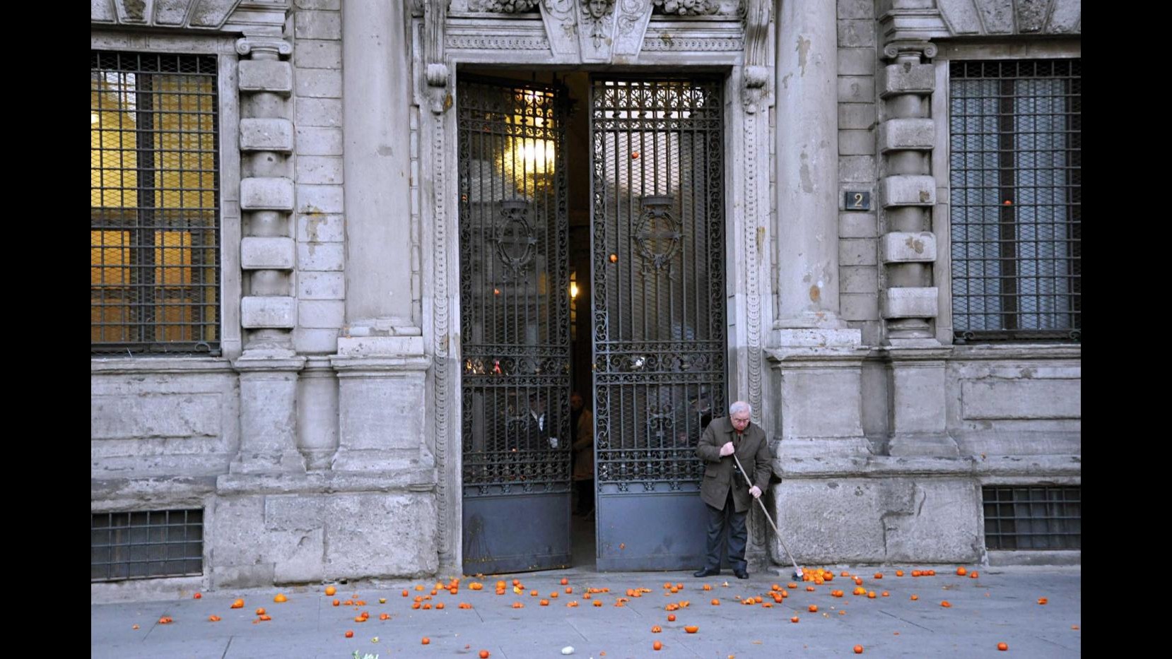 Milano, 3 arresti per tangenti, c’è anche un funzionario comunale