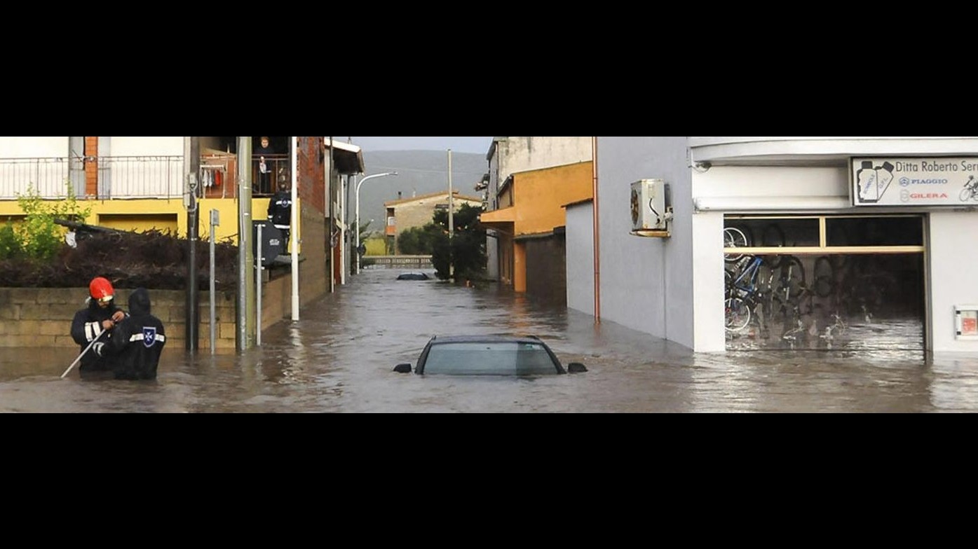 Sardegna, 16 morti e 1 disperso. Vescovo ai funerali: Non è estranea mano dell’uomo