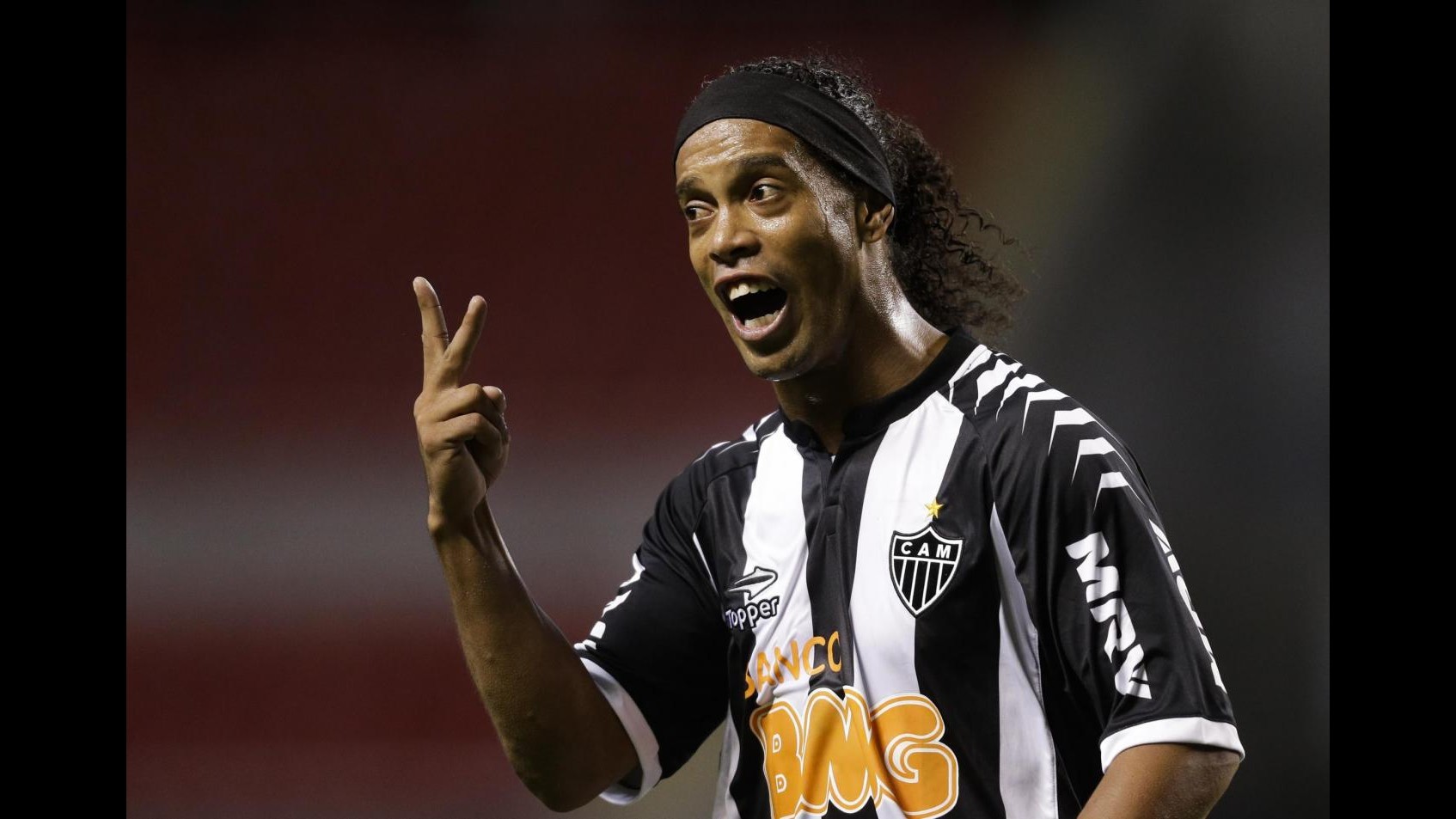 Ronaldinho show, tripletta con Atletico Mineiro e dedica in lacrime