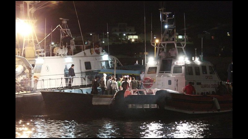 Sbarchi, soccorsi nella notte 166 migranti a sud di Lampedusa