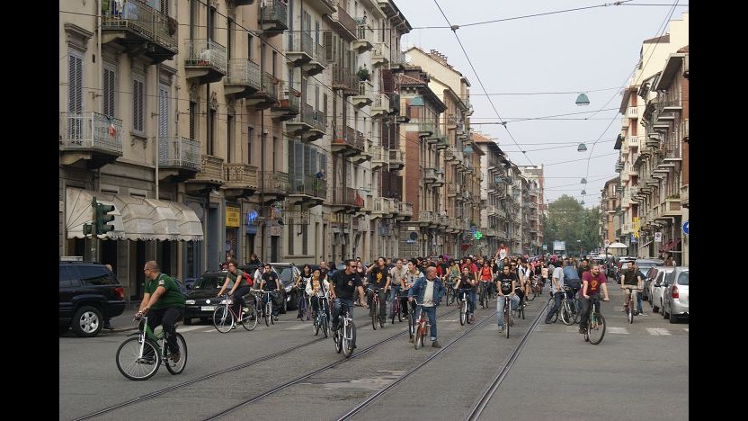 Torino, in bici per protestare contro chiusura centro sociale Gabrio