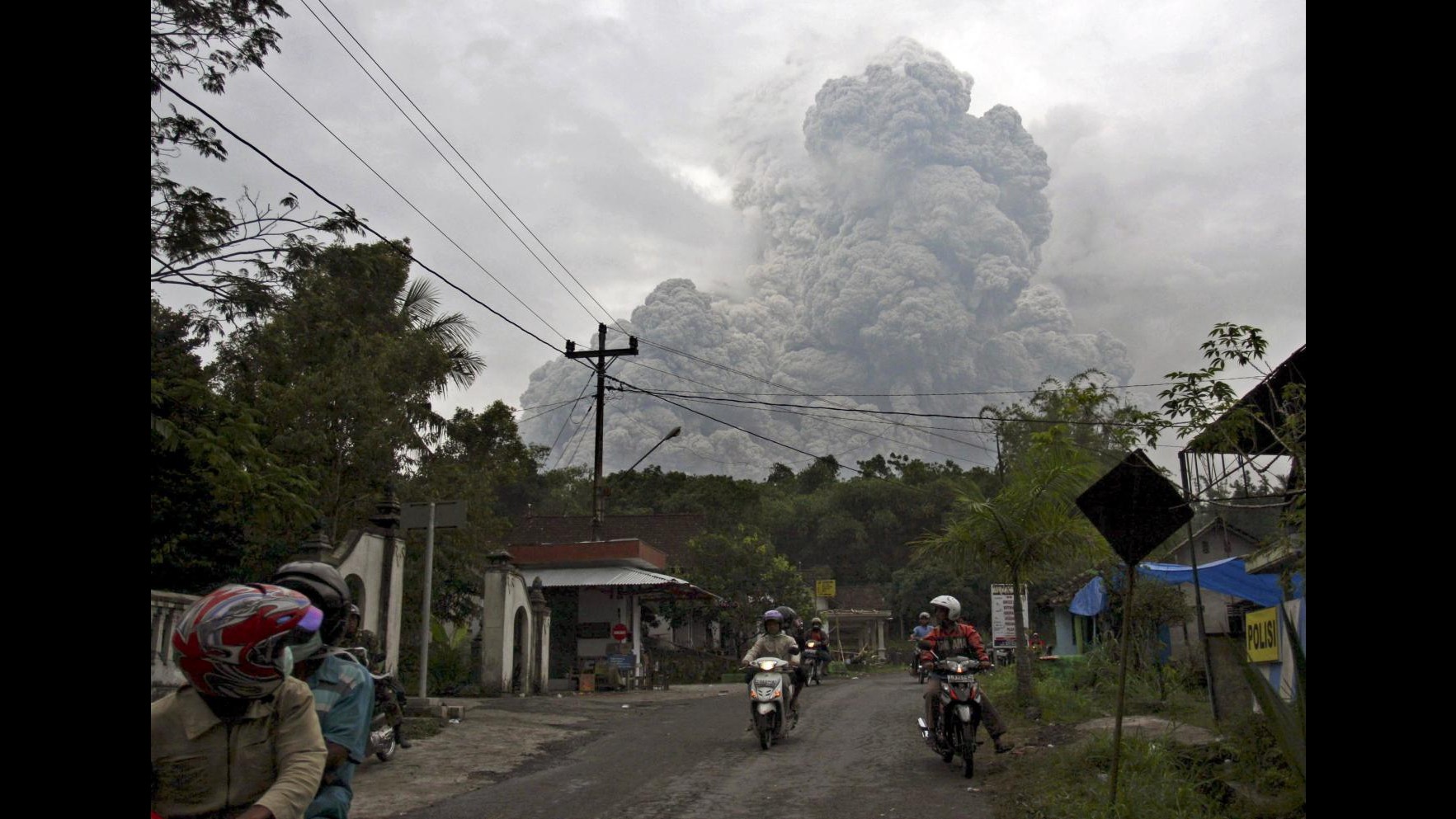 Indonesia, eruttano due vulcani: pronti piani evacuazione