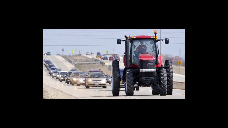 Francia, agricoltori minacciano blocco di Parigi contro tasse